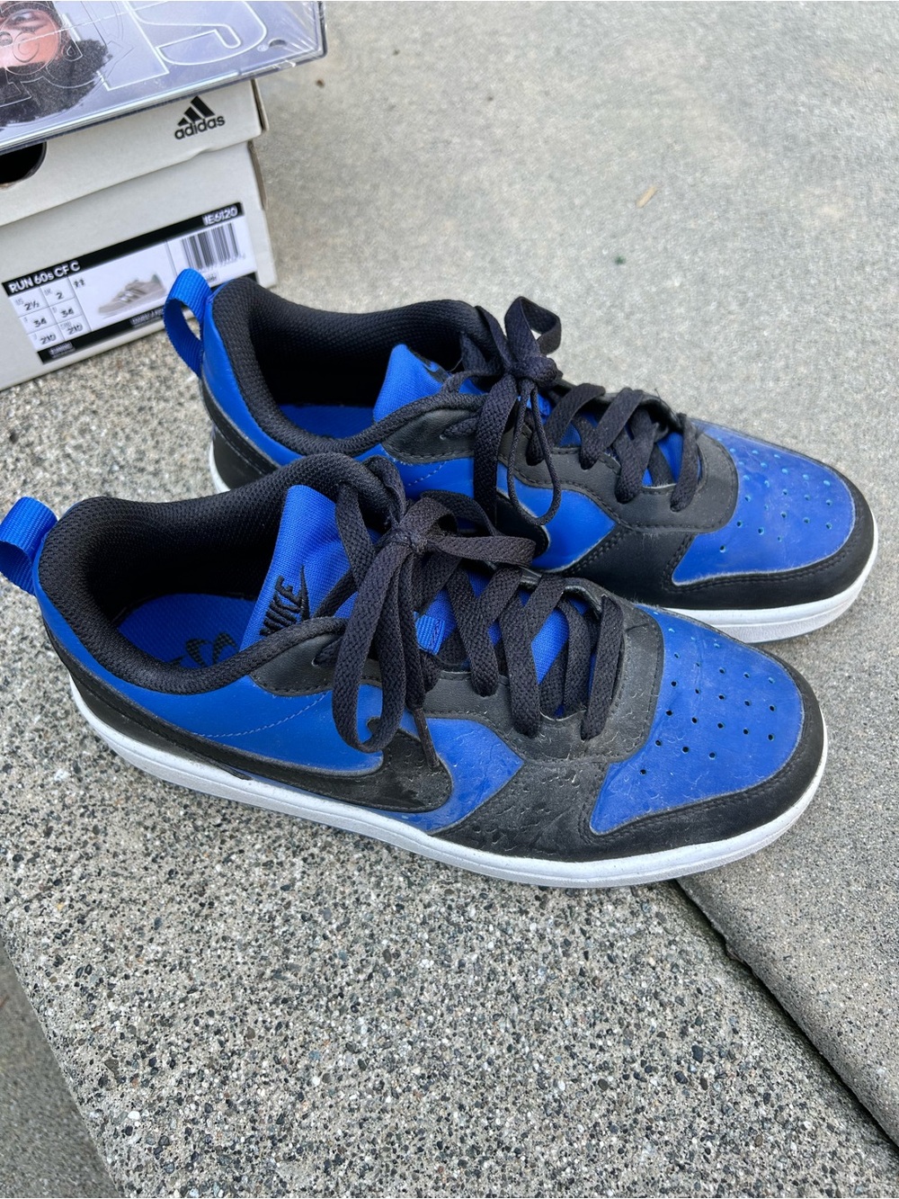 EUC Nike size 5 Youth sneakers